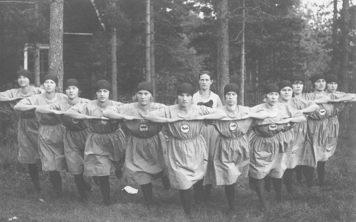Ryhmä Pontevan naisvoimistelijoita, 1919–1920. Kuva: Hyvinkään kaupunginmuseo.