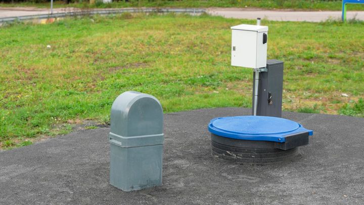Vedenmyyntipisteeseen lukulaite ja vesipiste.