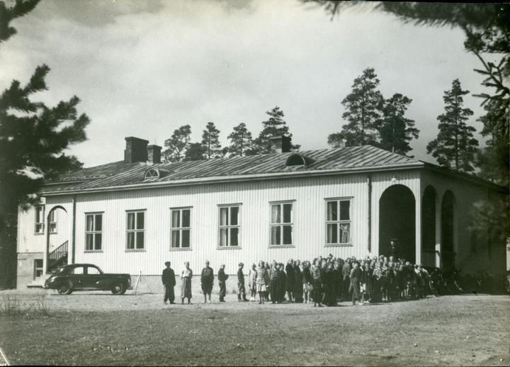 Hyvinkäänkylän kansakoulun rakennus vuonna 1950. Hyvinkään kaupunginmuseo, Aulis Saviahon kokoelma.