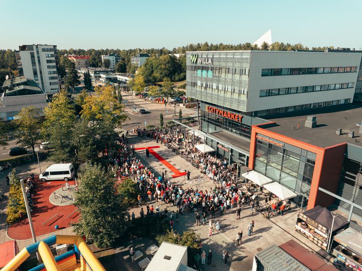 Red Carpet -tähtien paljastus 2024 keräsi upean määrän yleisöä Hyvinkään tähtiraitille.