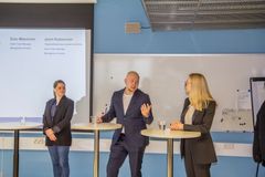 Myyntialan asiantuntijat Karla Vallila DB Schenkeriltä sekä Eetu Manninen ja Jenni Kuhmonen Management Eventsiltä pohtivat myynnin merkitystä Haaga-Heliassa. Paneelikeskusteluun osallistui myös Jaakko Ihalmo, joka on viime vuoden European Sales Competition -kilpailun voittaja.