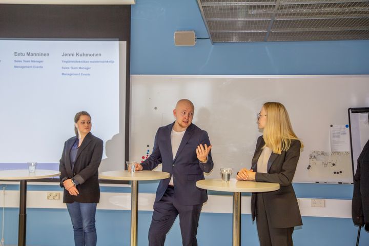 Myyntialan asiantuntijat Karla Vallila DB Schenkeriltä sekä Eetu Manninen ja Jenni Kuhmonen Management Eventsiltä pohtivat myynnin merkitystä Haaga-Heliassa. Paneelikeskusteluun osallistui myös Jaakko Ihalmo, joka on viime vuoden European Sales Competition -kilpailun voittaja.