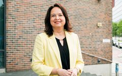 Susanna Niinistö-Sivuranta seisoo Haaga-Helian Pasilan kampuksen edessä.