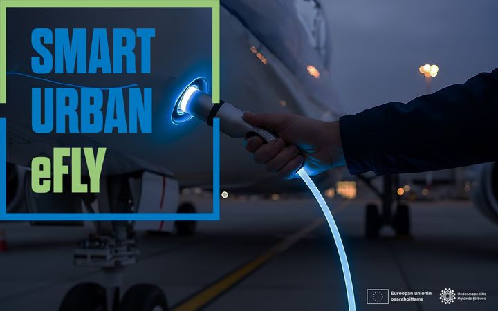 Käsi tankkaa lentokonetta sähköllä.