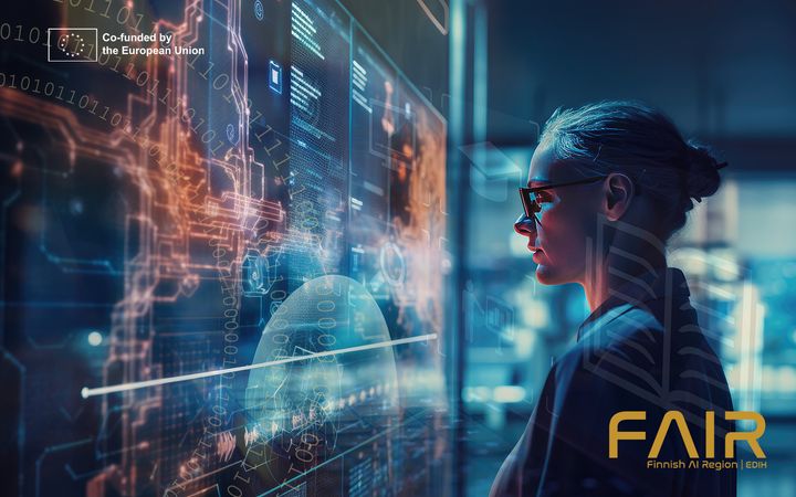 Nainen katsoo suurelle tietokoneruudulle, jossa on digitaalista sisältöä ja maapallon kuva. Kuvassa on EU:n ja FAIR-hankkeen logot.