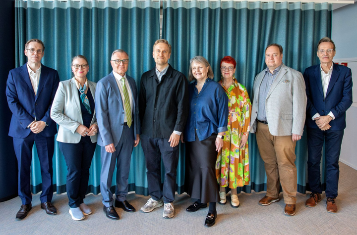 Ryhmäkuvassa vasemmalta: Klaus Lüttjohann, Kia Lindström ja Jouni Ahonen Haaga-Heliasta, Jaakko Lovio ja Nina Metso Valio Aimosta sekä Tiina Yrjölä, Risto Karmavuo ja Ari Nevalainen Haaga-Heliasta.