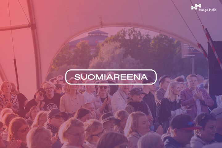 Ryhmä ihmisiä kokoontuneena tapahtumaan ulkona. Tekstinä "SuomiAreena".