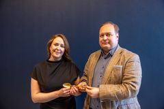 Kuvassa vasemmalla UniCafen toimitusjohtaja Anne Immonen ja tutkintojohtaja Risto Karmavuo Haaga-Heliasta.