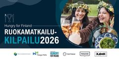 Kaksi naista istuu ulkona, nauraen ja kilistellen juomalasejaan. Kuvassa teksti: "Hungry for Finland - Ruokamatkailu-kilpailu 2026."