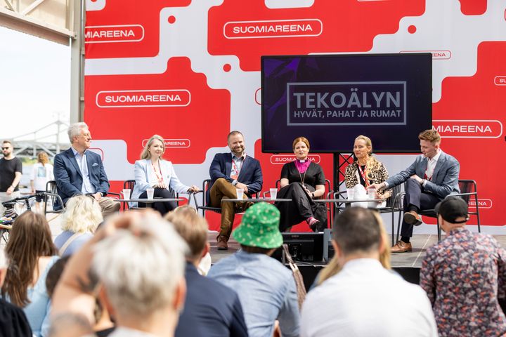 Tekoälyn hyvät, pahat ja rumat -paneelikeskustelu SuomiAreenassa 26.6.2026. Keskustelemassa olivat data- ja tekoälyjohtaja Marko Aalto (Reaktor), VP HR Operations Niklas Bergström (Kesko), Haaga-Helian opiskelija ja Sofigaten Junior Advisor Eemil Saari, Turun arkkihiippakunnan piispa Mari Leppänen, puheenjohtaja Maria Löfgren (Akava) sekä vanhempi tutkija Anna Lahtinen (Haaga-Helia).