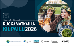 Kaksi ihmistä iloisina luonnossa nauttien juomista. Kuvassa teksti: "Hungry for Finland Ruokamatkailukilpailu 2026".