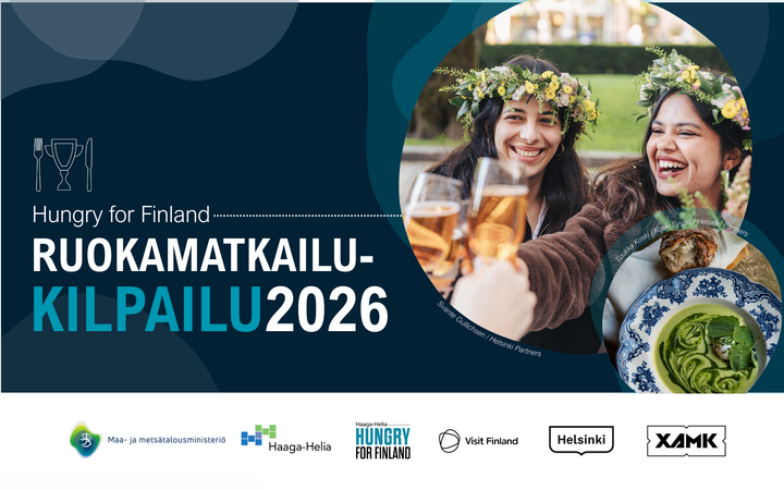 Kaksi ihmistä iloisina luonnossa nauttien juomista. Kuvassa teksti: "Hungry for Finland Ruokamatkailukilpailu 2026".