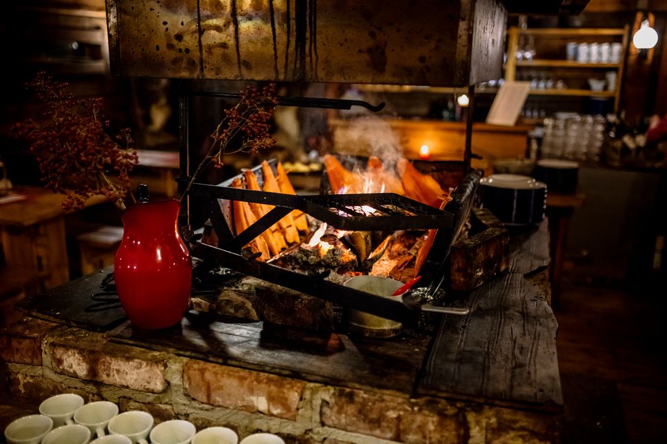 Pajapirtin avotuli lämmittää illallistajia ja kypsentää pääruoan. Kuva: Sahanlahti Resort.