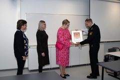 Palkintoa vastaanottamassa Aija Rautio, Jaana Viskari ja Sari Hokkanen. Palkinnon luovuttaa Etelä-Karjalan pelastuslaitoksen pelastusjohtaja Jani Kareinen.
