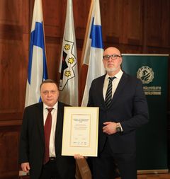 Markku Kumpulainen ja Kai Kieränen käsissään kehyksissä oleva Sosiaali- ja turvallisuusalan turvallisuuspalkinto.