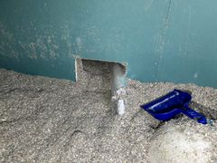 Palo-osastoivassa seinässä on iso aukko sen läpi kulkevan putken ympärillä.