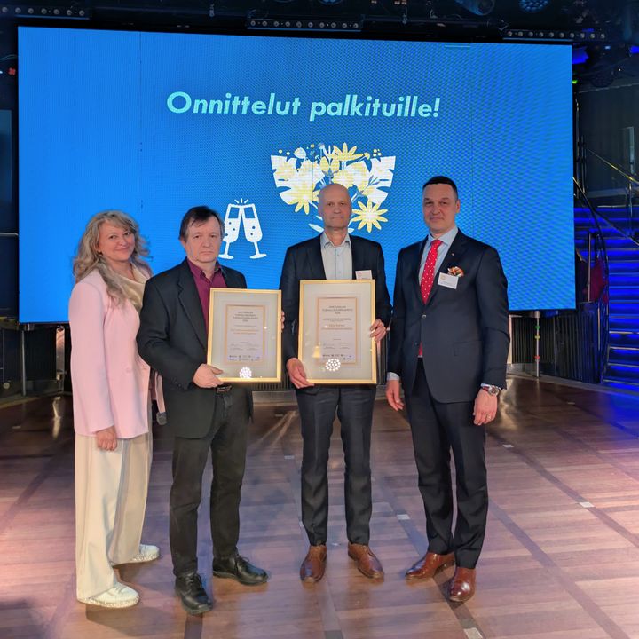 Opetusalan turvallisuusfoorumissa palkitut yhteiskuvassa. Kuvassa vasemmalta palkintolautakunnan pj. Brita Somerkoski, tunnustuspalkinnon saanut Erkki Mäntymaa, Opetusalan turvallisuuspalkinnon TAO:n puolesta vastaanottanut Petri Leimu ja palkintolautakunnan sihteeri Tomi Timonen.