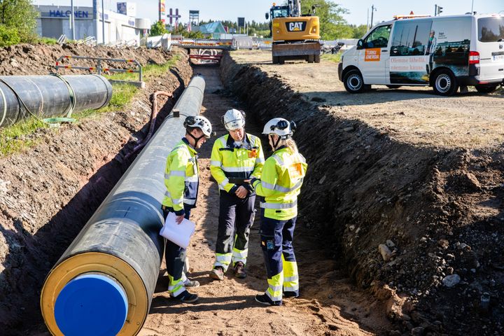 Turku Energian työntekijät kaukolämpötyömaalla.