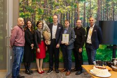 Turku Energia ja Turun Kauppakamari palkitsivat Aurajoki Oy:n energiafiksuimpana yrityksenä 3.10.2025 järjestetyssä palkitsemistilaisuudessa. Kuvassa vasemmalta oikealle Lämpö-yksikön johtaja Juho Perkonoja, Turku Energia, vaikuttamispäällikkö Krista Ahonen, Turun Kauppakamari, toimitusjohtaja Kaisa Leiwo, Turun Kauppakamari, toimitusjohtaja Ralf Sohlström, Aurajoki Oy, HSEQ-päällikkö Mikko Kuikkaniemi, Aurajoki Oy, toimitusjohtaja Timo Honkanen, Turku Energia ja myyntijohtaja Harri Salo, Turku Energia.