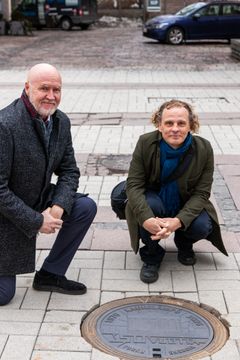 Turun  kaupungin kaupunkisuunnittelujohtaja sekä Turun julkisen taiteen ohjausryhmän puheenjohtajana toimiva Timo Hintsanen sekä kuvataiteilija Mauri Kosonen paljastivat ensimmäisen asennetuista kaivonkansista Yliopistonkadulla.