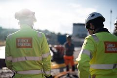 Kuvituskuva. Turku Energian työntekijät työmaalla.
