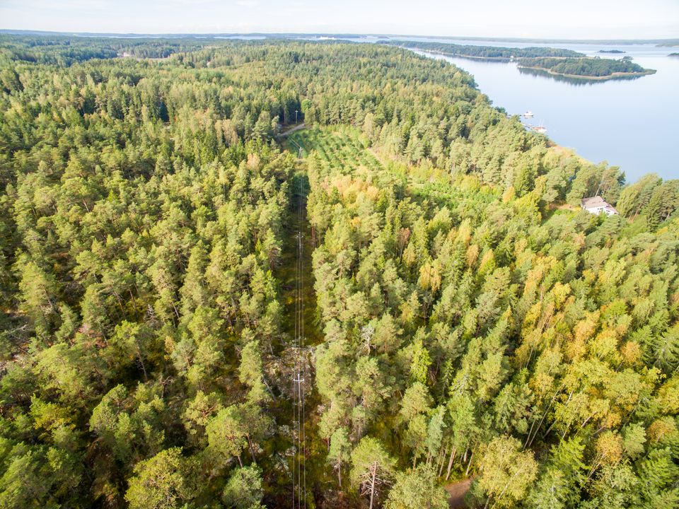 Turku Energia Sähköverkkojen ilmajohtoverkkoa saaristossa. Esko Keski-Oja Turku Energia