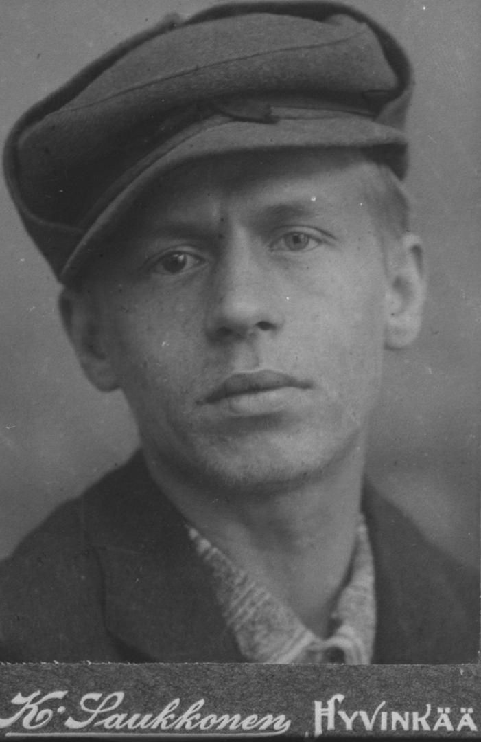 Taidemaalari Jalmari Ruokokoski eriparisilmineen kuvattuna Kalle Saukkosen valokuvaamossa Hyvinkäällä vuonna 1912