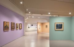 Jali-näyttelyn ripustusta