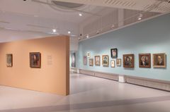 Jali-näyttelyn ripustusta