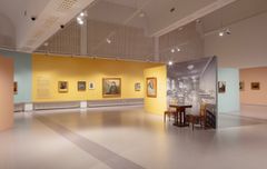 Jali-näyttelyn ripustusta