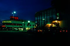 Hopealyhty pimeässä, 1987. Kuva: Tuomo Vuori / Hyvinkään kaupunginmuseo