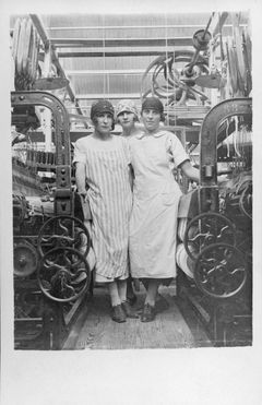 Naiset poseeraavat kahden kutomakoneen välissä. Edessä sisarukset vas. Fanni Närhi ja oik. Anni Peltonen os. Virtanen, 1920-luvun alku.