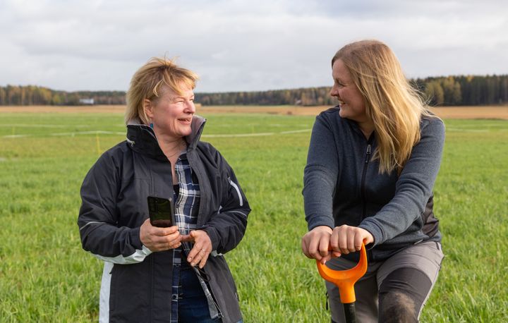 Jordbruksföretagare Leena Lähteenmäki från Koivumäki gård, som deltog i Aikaa on-projektets ledarskapsgrupp, och ProAgria Länsi-Suomis toppexpert Anu Ellä, som koordinerade projektet.