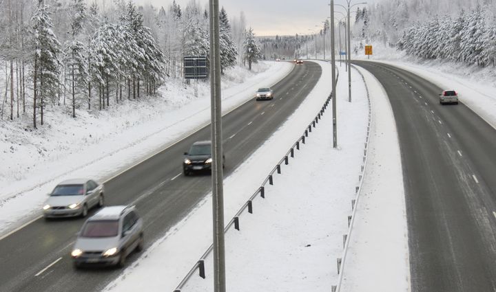 Kuvituskuvassa talvinen moottoritie.