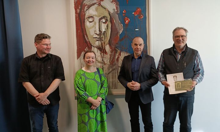 Seurakunnan kiinteistöpäällikkö Eino Korsi (ensimmäinen oikealla) ja kirkkoherra Valtteri Virta (toinen oikealla) vastaanottivat kulttuuriympäristötekopalkinnon Satakunnan kulttuuriympäristötyöryhmän edustajilta Olli Joukiolta ja Kirsti Virkiltä.