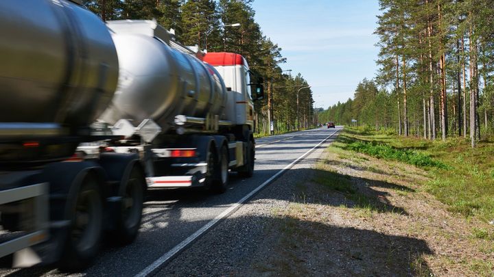 Tankkirekka ajaa maantiellä kesällä.