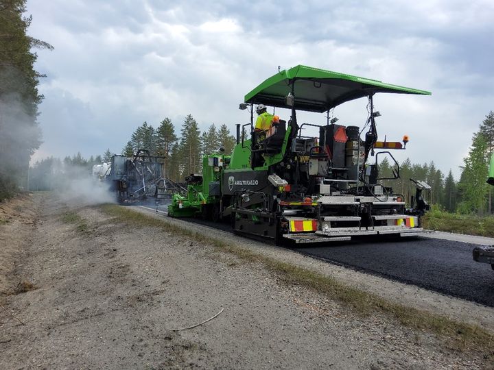 Päällystystyö menossa.