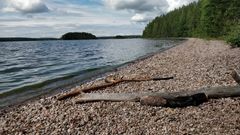 Saimaan rantaa Imatralla, kivinen ranta ja taustalla järvimaisema.