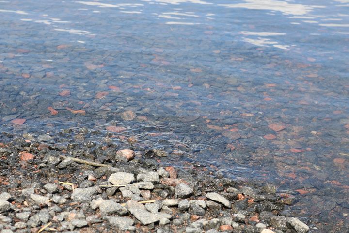 Kivinen rantavesi.