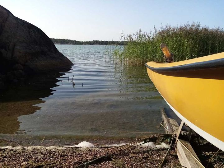 Vene rannassa.