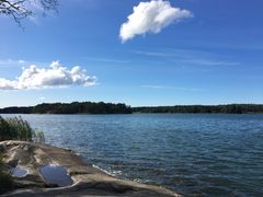 Aurinkoinen vesistömaisema.