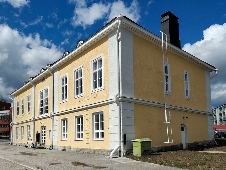 Keltainen%20vanha%20kaksikerroksinen%20rakennus.