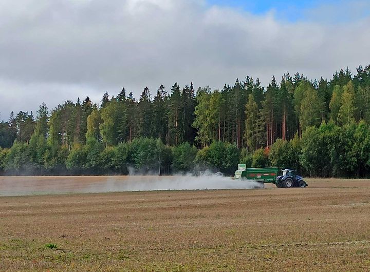 Kipsinlevitystä pellolle.