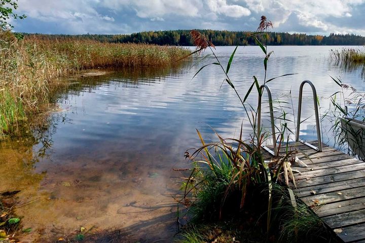 Muddring syftar ofta till att hålla ett vattenområde öppet och fördjupa stranden.