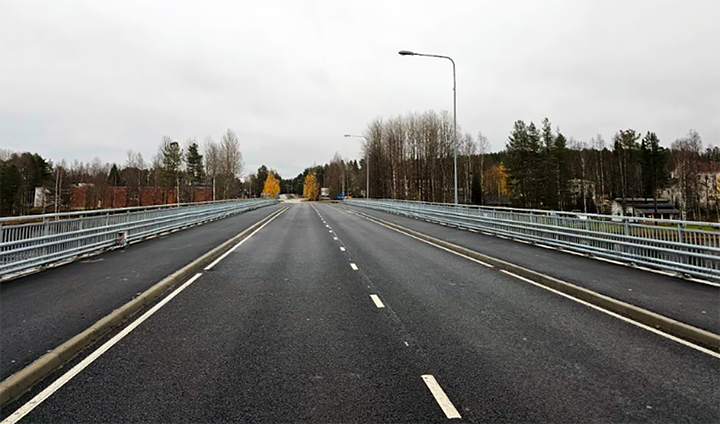Tiikkajansalmen silta syksyisessä maisemassa.