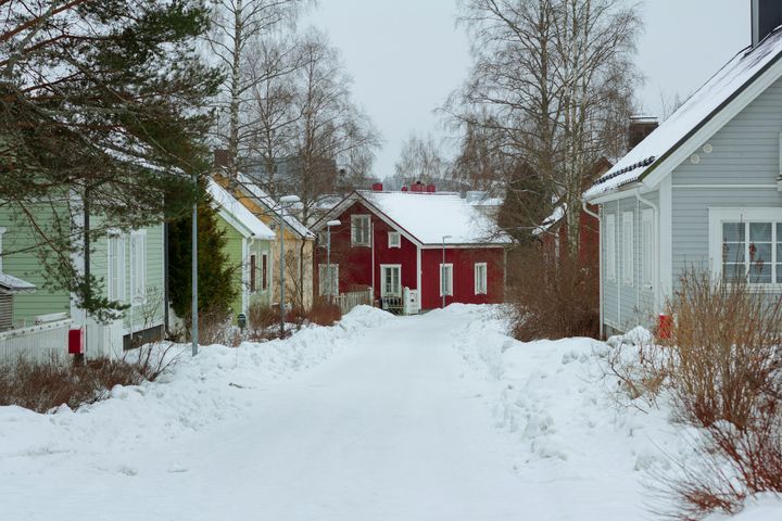 Luminen tie, jonka varrella on puisia omakotitaloja