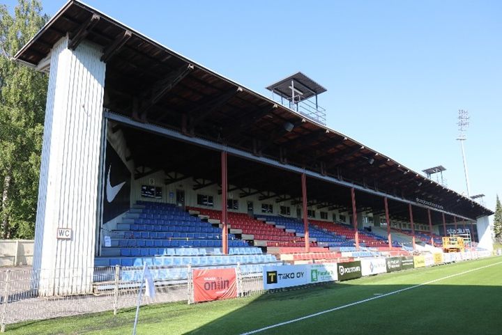 Hietalahden jalkapallostadionin vanha puukatsomo.