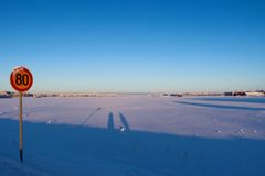Kuvassa 80 km/h nopeusrajoitusmerkki talvisessa maisemassa.