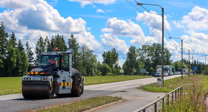 Päällystystyömaalta kesäinen kuva