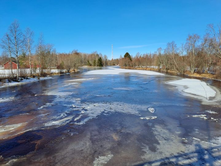 Kuvituskuva, kuvassa jokea, jonka jää on osittain sulanut